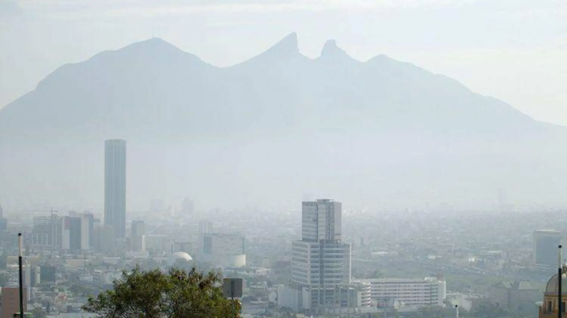 NL emite emergencia por contaminación del aire en Monterrey